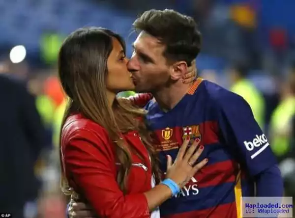 Lionel Messi kisses his partner after Barcelona win the Copa Del Rey (photo)